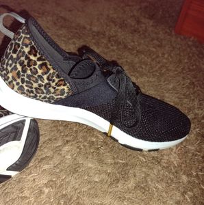 New balance tennis shoes